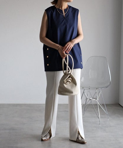 サイドゴールドボタンノースリブラウス