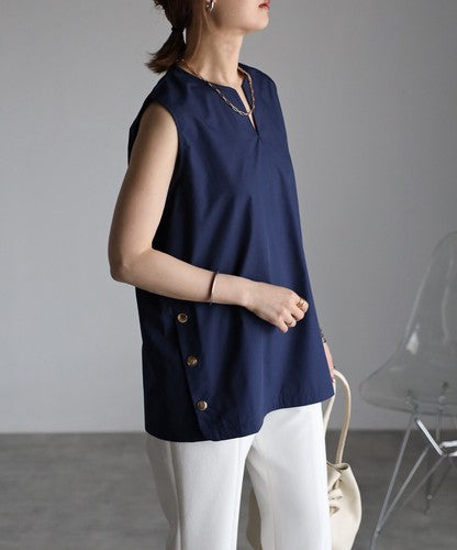 サイドゴールドボタンノースリブラウス