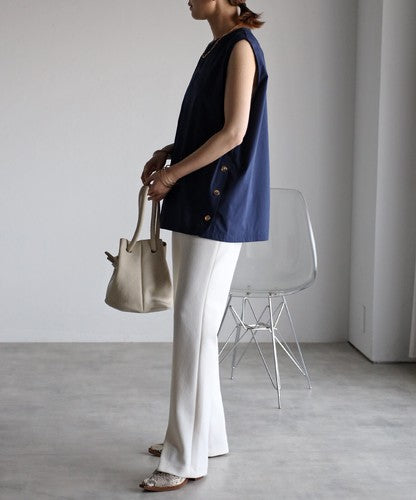 サイドゴールドボタンノースリブラウス