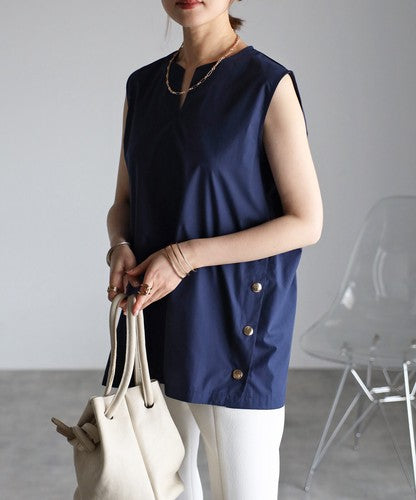 サイドゴールドボタンノースリブラウス